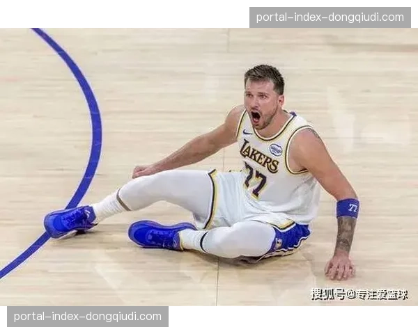 特写：卢卡·东契奇在板凳席研究平板，专注分析对手防守轮转漏洞。