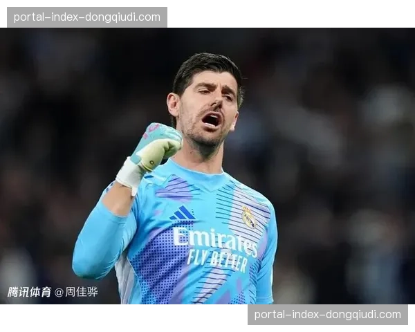 国门的对话：诺伊尔与库尔图瓦赛后交换球衣，互致敬意